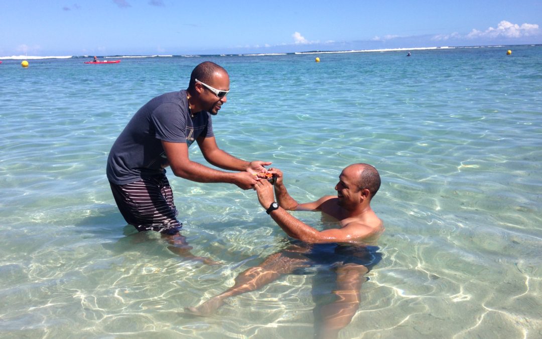 Livraison d’une solaire à la plage – Vidéo