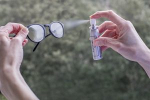 Nettoyer lunettes avec spray